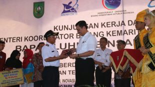 Bupati Pelalawan H.M Harris menyerahkan proposal pembangunan kepada Menko Maritim Luhut Binsar Panjaitan, Rabu 16/1 (dok. KM)