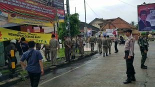 Aparat keamanan dari Kodim Cilacap, Polres Cilacap bersama Bawaslu Kabupaten Cilacap serta unsur aparat pemerintah lainnya melakukan penertiban APK di Cilacap pada Senin 21/01/2019 (dok. KM)