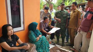 Keluarga Suanda, warga Walantaka, Serang, yang hilang terbawa arus Sungai Ciujung setelah perahunya terbalik pada Selasa 22/1/2019 (dok. KM)