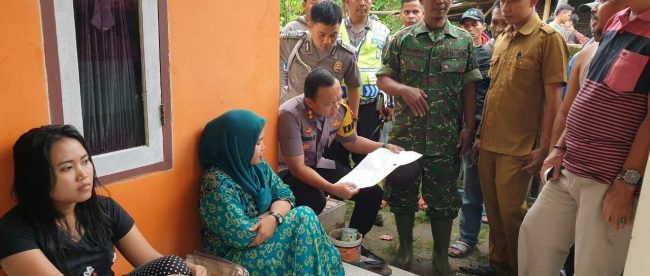 Keluarga Suanda, warga Walantaka, Serang, yang hilang terbawa arus Sungai Ciujung setelah perahunya terbalik pada Selasa 22/1/2019 (dok. KM)