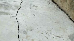Keretakan lantai di sekitar Kolam Renang Kecamatan Pangkalan Baru Kabupaten Bangka Tengah, Provinsi Bangka Belitung (dok. KM)