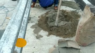 Tampak para pekerja sedang lakukan perbaikan terhadap keretakan di Jembatan Batu Rusa, Bangka (dok. KM)