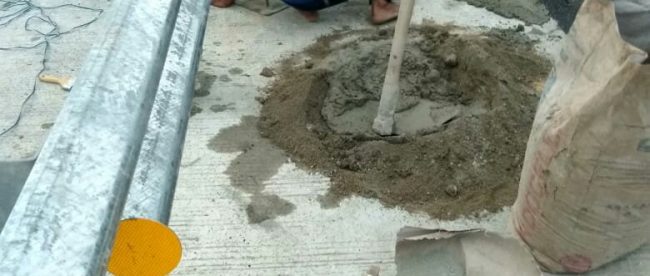 Tampak para pekerja sedang lakukan perbaikan terhadap keretakan di Jembatan Batu Rusa, Bangka (dok. KM)