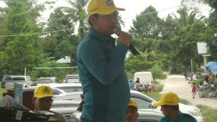 Ketua KNPI Kabupaten Pelalawan Adi Sukemi memberikan kata sambutan di acara kegiatan Segati Cup III Tahun 2019 di Desa Segati, Kecamatan Langgam, Pelalawan, Riau, Minggu 27/1/2019 (dok. KM)