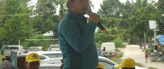 Ketua KNPI Kabupaten Pelalawan Adi Sukemi memberikan kata sambutan di acara kegiatan Segati Cup III Tahun 2019 di Desa Segati, Kecamatan Langgam, Pelalawan, Riau, Minggu 27/1/2019 (dok. KM)