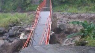 Jembatan antar desa di Plompong, Kecamatan Sirampog, Kabupaten Brebes, putus total pada Senin 21/1/2019 (dok. KM)