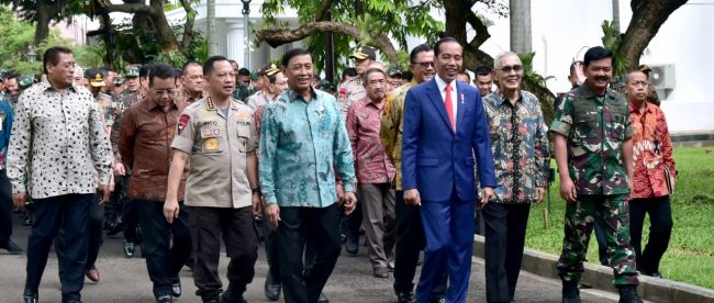Presiden Joko Widodo beserta pimpinan TNI dan Polri menuju Rapat pimpinan di Istana Merdeka, Jakarta 29/1/2019 (dok. KM)