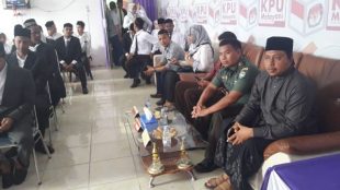 Kasdim Aceh Timur Mayor Inf Abdul Muthalib Tallasa bersama staf KIP Aceh Timur saat pelantikan PPK, Rabu 2/1/2019 (dok. KM)