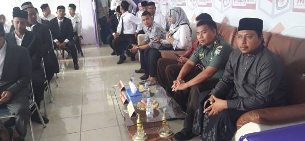 Kasdim Aceh Timur Mayor Inf Abdul Muthalib Tallasa bersama staf KIP Aceh Timur saat pelantikan PPK, Rabu 2/1/2019 (dok. KM)