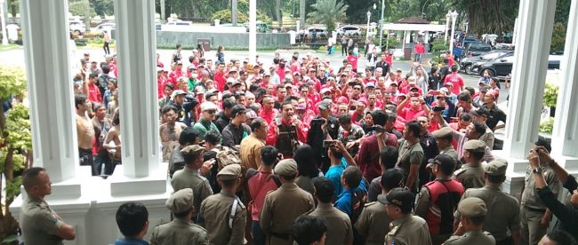 Aksi unjuk rasa ratusan aktivis dari Komunitas Pengurus Terminal Baranangsiang (KPTB) yang memprotes ungkapan Kadinsos Kota Bogor bahwa Terminal Baranangsiang sarang preman (dok. KM)