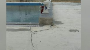 Lantai dekat kolam renang di Kabupaten Bangka Tengah yang sudah retak-retak (dok. KM)