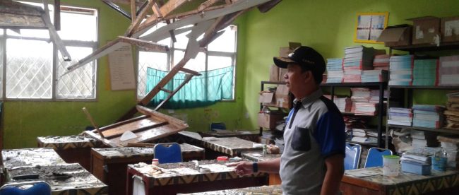 Robohnya ruang Di SDN V Neglasari Kabupaten Bogor (dok. KM)