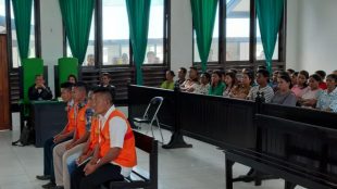 Terdakwa Melkianus Abraham bersama tiga temannya di Ruang sidang Pengadilan Negeri Rote Ndao, 29/1/2019. (Dok. Dance/KM)