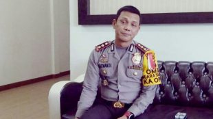 Kapolres Pelalawan, Riau, AKBP Kaswandi Irwan memberikan keterangan pers terkait video keributan masyarakat dan polisi yang beredar di kalangan warga Pelalawan (dok. KM)