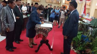 Bupati Rote Ndao Paulina Haning-Bullu dan Wakil Bupati Stefanus Saek usai menghadiri rapat paripurna DPRD, Senin 18/2/2019 (dok. KM)