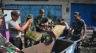 Pasukan TNI dan Polri serta instansi Pemkab Banyumas dan warga gotong royong membersihkan Pasar Wage Purwokerto pada Kamis 21/2/2019 (dok. KM)