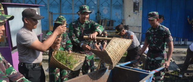 Pasukan TNI dan Polri serta instansi Pemkab Banyumas dan warga gotong royong membersihkan Pasar Wage Purwokerto pada Kamis 21/2/2019 (dok. KM)