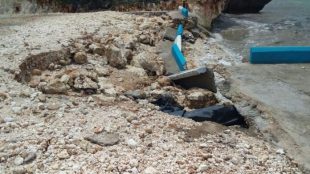 Tambatan perahu yang jebol digerus air laut di Desa Daudolu, Kecamatan Rote Barat Laut, Kabupaten Rote Ndao (dok. KM)