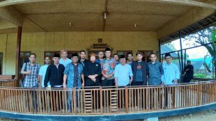 Tim Relawan Bersatu atau TRB dan Sinergi Nawacita Indonesia (SNCI) melakukan sosialisasi dan mengkampanyekan pasangan capres-cawapres nomor urut 01 di Desa Sirna Resmi, Kecamatan Cisolok, Kabupaten Sukabumi, 3/2/2019 (dok. KM)