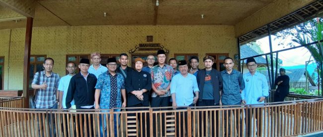 Tim Relawan Bersatu atau TRB dan Sinergi Nawacita Indonesia (SNCI) melakukan sosialisasi dan mengkampanyekan pasangan capres-cawapres nomor urut 01 di Desa Sirna Resmi, Kecamatan Cisolok, Kabupaten Sukabumi, 3/2/2019 (dok. KM)