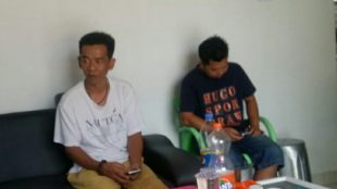 Minsan, wakil ketua RT 05 Kelurahan Bacang, Bukit Intan, bersama korban banjir (dok. KM)
