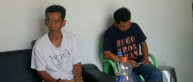 Minsan, wakil ketua RT 05 Kelurahan Bacang, Bukit Intan, bersama korban banjir (dok. KM)