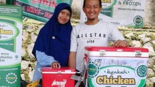 Felix Andika didampingi istri saat memasarkan produk kulinernya kepada masyarakat (dok. KM)