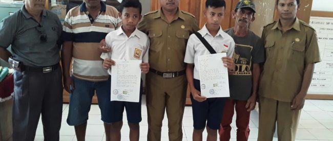 Dua siswa yang dianiaya bersama dengan orang tuanya dan Riky Alle, guru yang menganiaya, didampingi Ketua Komite sekolah Jhon D. Malelak, saat selesai bersepakat damai di SMP 01 Rote Selatan Senin 11/02/2019 (dok. Dance/KM)