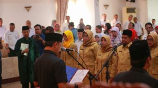 Walikota bogor Bima Arya memimpin pembacaan sumpah kepala sekolah saat melantik 24 kepala sekolah baru di Balaikota Bogor, Kamis 14/2/2019 (dok. KM)