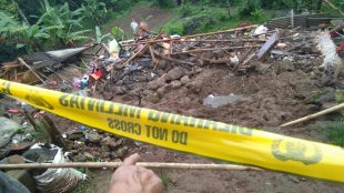 Longsor di Desa Sukamakmur, Ciomas, Kabupaten Bogor, menghancurkan rumah Nurhayati (almh), menewaskan 4 (dok. KM)