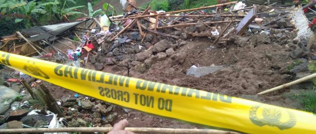 Longsor di Desa Sukamakmur, Ciomas, Kabupaten Bogor, menghancurkan rumah Nurhayati (almh), menewaskan 4 (dok. KM)