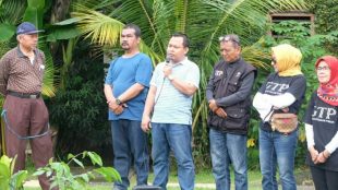 Ketua KPUD Kota Bogor Samsudin saat sosialisasi Pemilu di giat tanam pohon GTP (dok. KM)