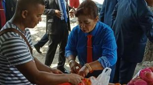 Bupati Paulina terlihat berdialog dengan salah satu PKL Penjual Buah di Sekitaran Kota Baâ€™a, Senin 18/2/2019 (dok. KM)
