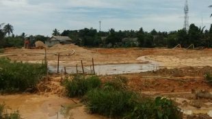 Aktivitas tambang timah ilegal di sekitar lingkungan pemukiman masyarakat di Jalan Kolong, Gang Bandes, Desa Mangkol Kecamatan Pangkalan Baru, Kabupaten Bangka Tengah, Provinsi Babel (dok. KM)