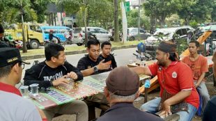 Kasatpol PP Kota Bogor Heri Karnadi saat berdialog dengan para PKL Jalan Abdullah Bin Nuh, Jumat 22/2/2019 (dok. KM)