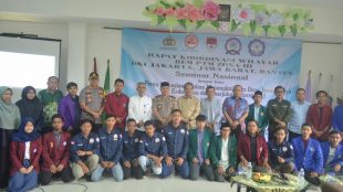 Foto bersama Wakil Kasatgas Nusantara Polri Brigjen Pol Fadil Imran, ketua umum DPP PGK dan presiden mahasiswa perguruan tinggi Muhammadiyah wilayah DKI Jakarta, Jawa Barat dan Banten (dok. KM)