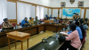 Sejumlah warga masyarakat adat dari Kabupaten Sarmi, Provinsi Papua, mendatangi Gedung Komisi Pemilihan Umum (KPU) Pusat di Jl. Imam Bonjol, Jakarta Pusat, Senin, 25/2/2019