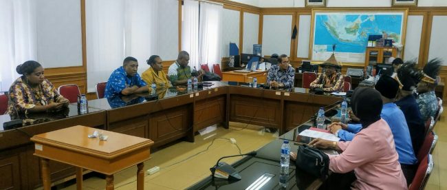 Sejumlah warga masyarakat adat dari Kabupaten Sarmi, Provinsi Papua, mendatangi Gedung Komisi Pemilihan Umum (KPU) Pusat di Jl. Imam Bonjol, Jakarta Pusat, Senin, 25/2/2019