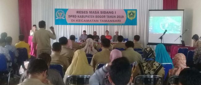 Anggota DPRD Kabupaten Bogor dan Camat Tamansari saat reses sidang DPRD Kabupaten Bogor di wilayah Kecamatan Tamansari, Senin 25/2/2019 (dok. KM)