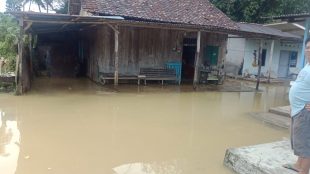Banjir akibat tanggul kolong TI yang jebol di Kelurahan Bacang, Kecamatan Bukit Intan, Pangkalpinang, Rabu 6/2/2019 (dok. KM)