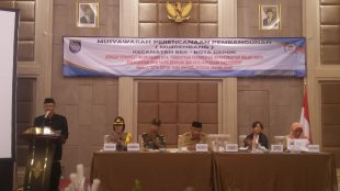 Camat Beji Ues Suryadi memberikan pemaparan saat Musrenbang Kecamatan Beji, Depok, Selasa 12/2/2019 (dok. KM)