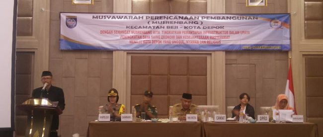 Camat Beji Ues Suryadi memberikan pemaparan saat Musrenbang Kecamatan Beji, Depok, Selasa 12/2/2019 (dok. KM)