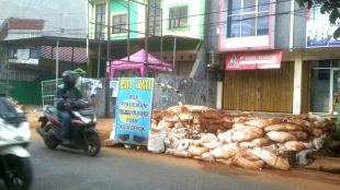 Proyek revitalisasi pipa PDAM Tirta Asasta Depok di Jalan Raya Kartini, Pancoran Mas Depok 11/2/2019 (dok. KM)