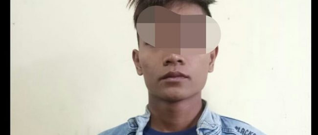 Tersangka AM alias AL (20) yang diduga membacok ayah kandungnya sendiri hingga tewas di Desa Pandau Jaya Kecamatan Siak Hulu, Kabupaten Kampar, Riau (dok. KM)