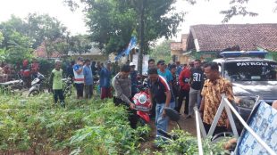 Polisi memerika tempat terjadinya ledakan granat yang menewaskan 1 anak dan melukai 2 anak lainnya di Ciaruteun Ilir, Cibungbulang, Kamis 14/2 (dok. KM)