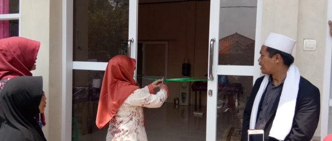 Ketua PKK Desa Sukamantri memotong pita peresmian posyandu baru (dok. KM)