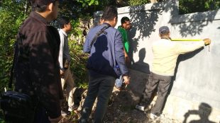 Proses pengukuran proyek di obyek wisata Tiang Bendera di Kecamatan Lobalain, Kabupaten Rote Ndao (dok. KM)