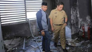 Wali Kota Tangerang Arief Wismansyah didampingi Sekda Kota Tangerang Dadi Budaerai meninjau lokasi kebakaran di RSUB Kota Tangerang, 26/2/2019 (dok. onlinepantura.com)