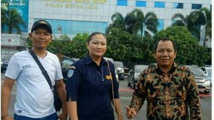 Ina Sartika didampingi pengacaranya di Polda Metro Jaya, Selasa 5/2/2019 (dok. KM)