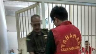 Terdakwa kasus tindak pidana pembelian, penampungan dan pengolahan zirkon ilegal, Hon Apriyanto alias Antoni, saat masuk Ruang Tahanan Pengadilan Negeri Kota Pangkalpinang, Rabu 20/2/2019 (dok. KM)